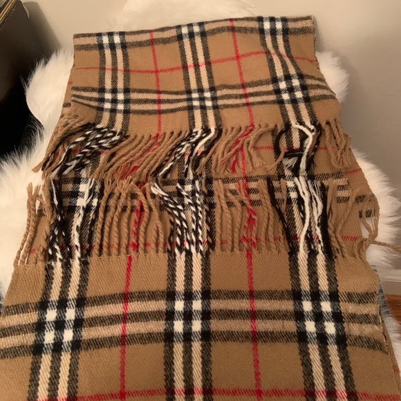 SOLD - 💯 Authentic Burberry Lambswool scarf - Picture 9 of 10